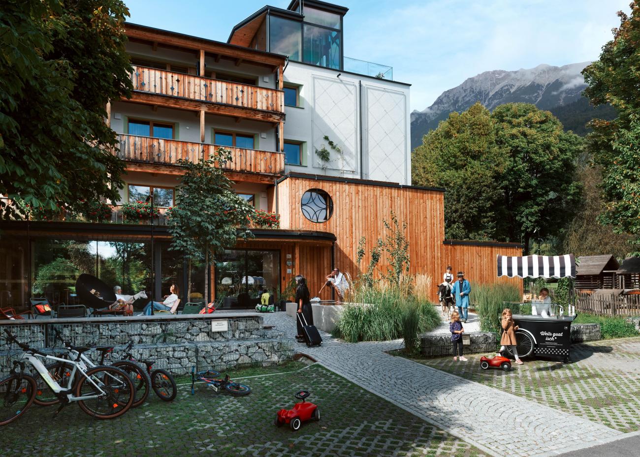 Sommer Wimmelbild vor dem Hotel Stern