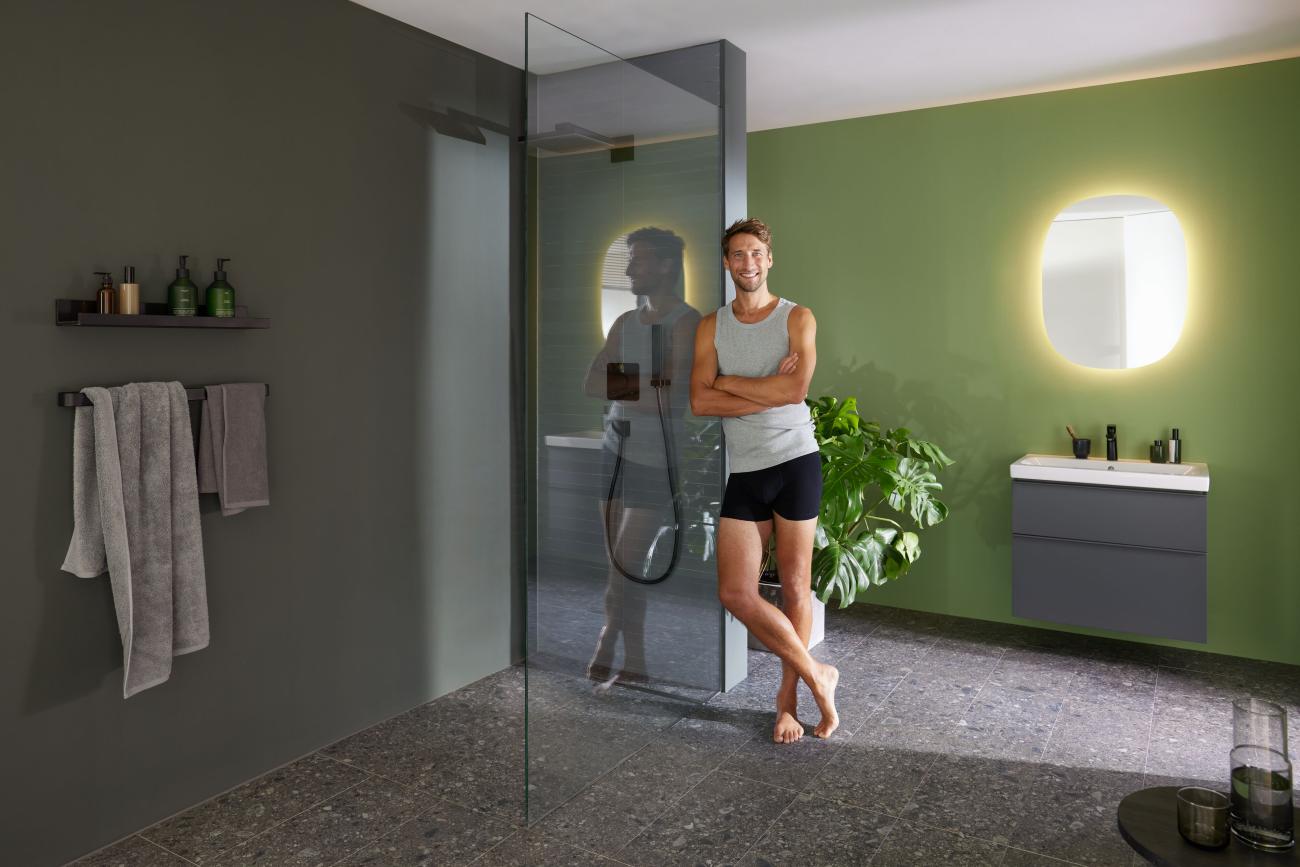 Mann in Badezimmer Geberit