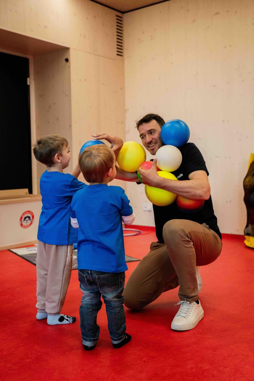 Felix Neureuther beim Spielen mit Kindern