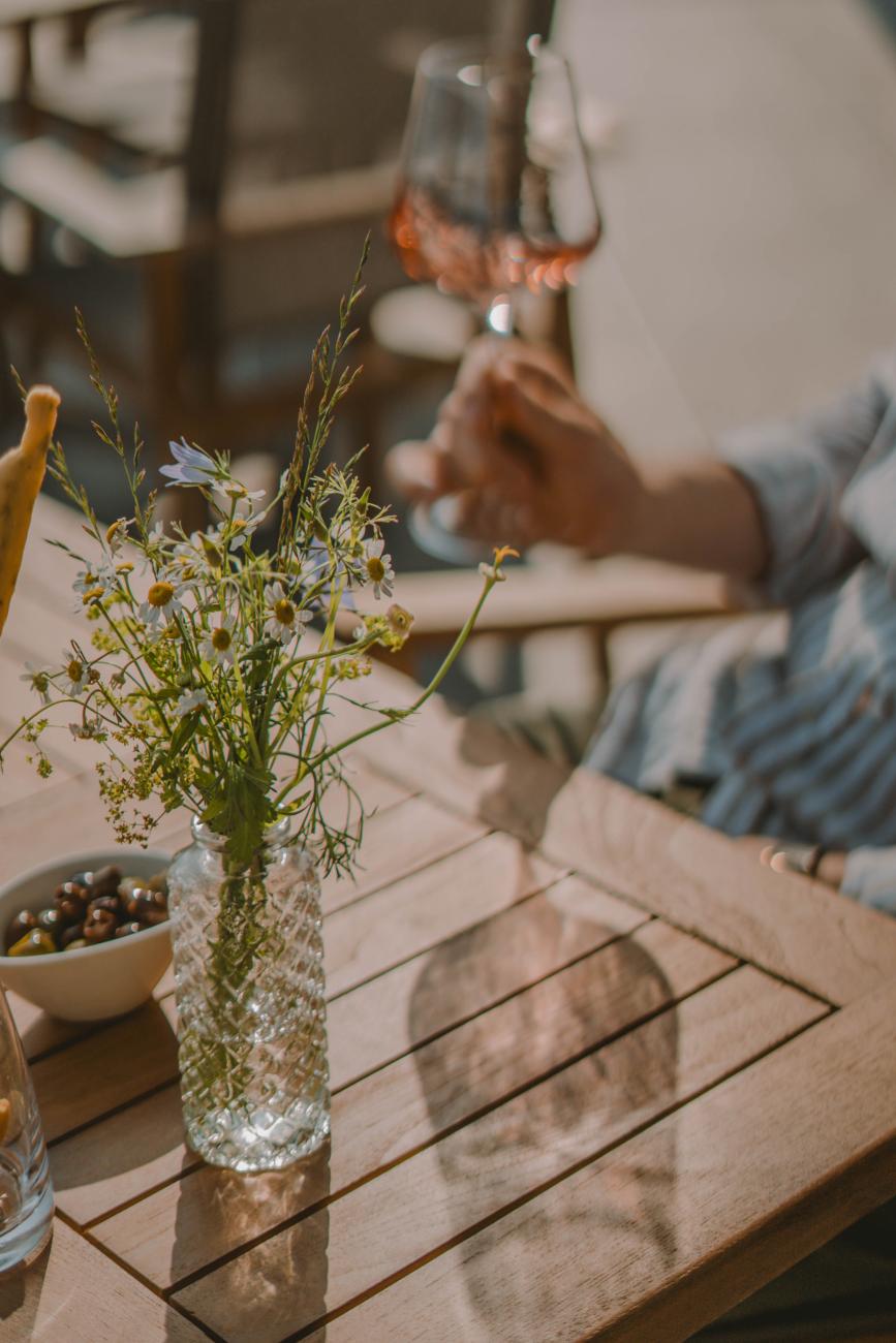 CMH NiedermairNatureRetreat Drinks und Blumen