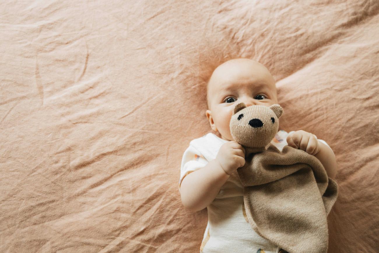 Baby mit Stofftier
