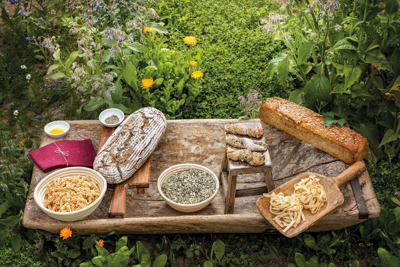 Selbstgebackenes Dinkelbrot und Nudeln vom Retter BioGut