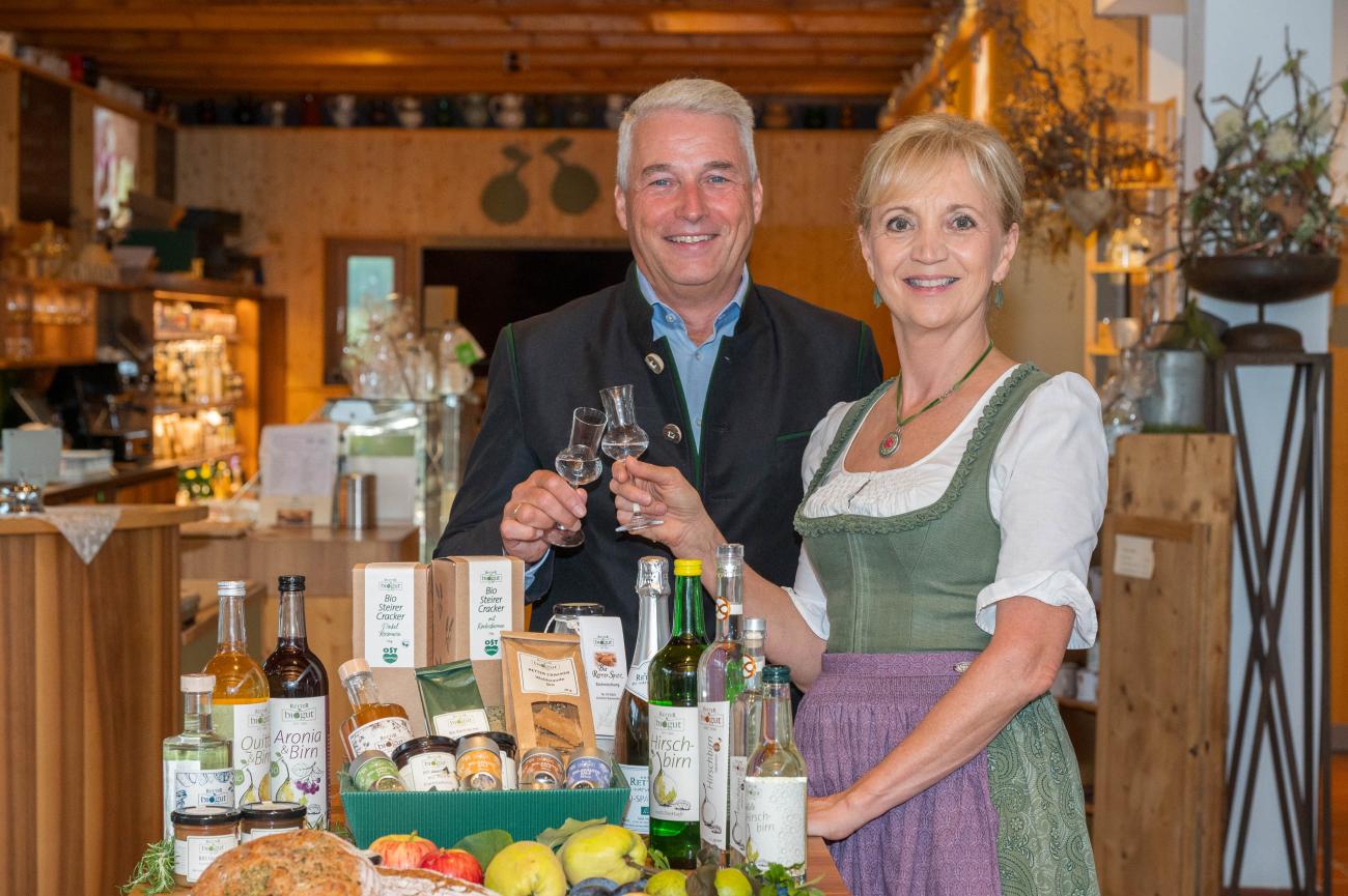 Hermann und Ulli Retter im Bioladen des Retter Bio-Natur-Resorts