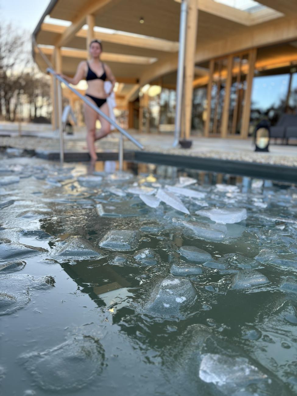 Eisbaden im Naturbadeteich vom Retter Bio-Natur-Resort