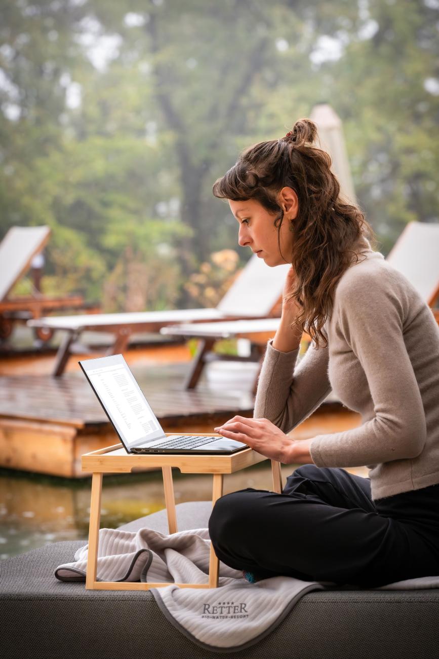 Frau macht Workation im Retter Bio-Natur-Resort
