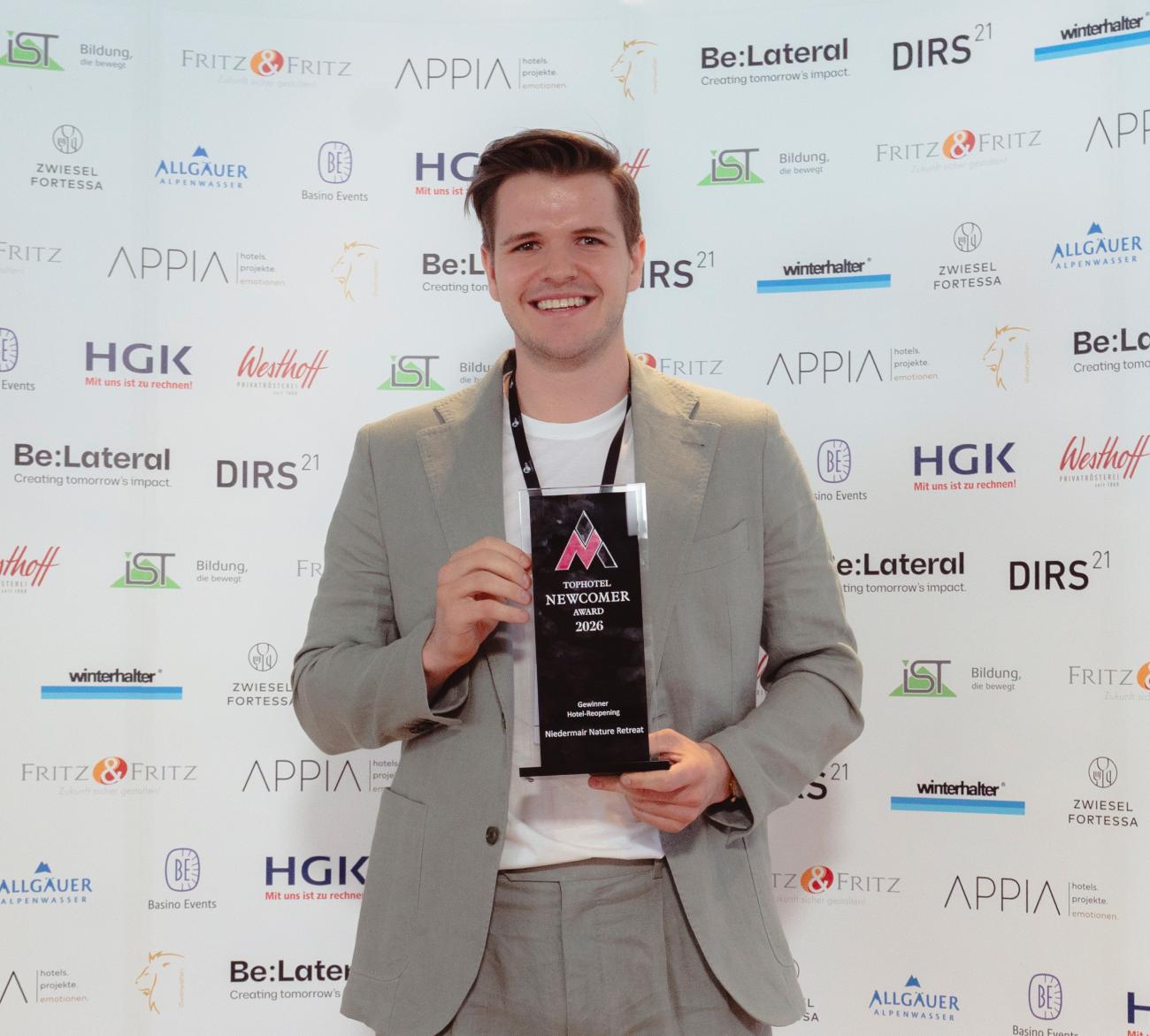 Sebastian Kuen mit der TOPHOTEL Newcomer Award 2026 Auszeichnung