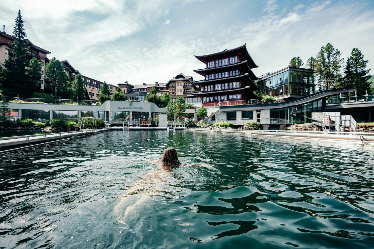 Frau schwimmt im Seebad vom Hotel Hochschober