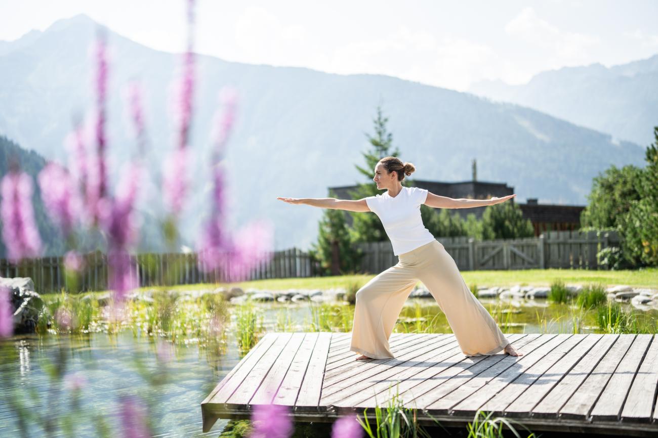 Yoga am Naturbadeteich im Gradonna Mountain Resort