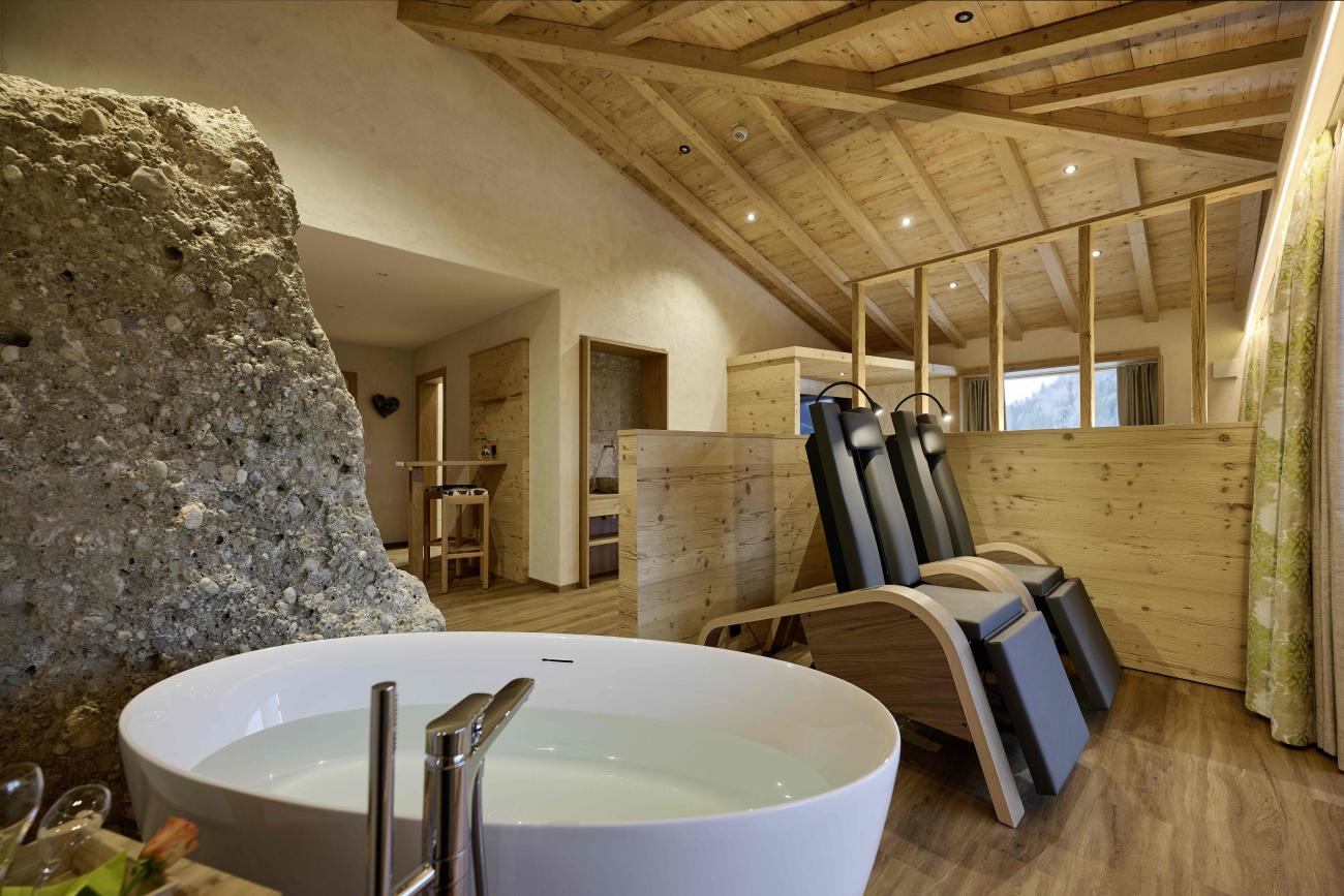 Suite mit Badewanne und Infrarotliegen im Hotel Kronenhof
