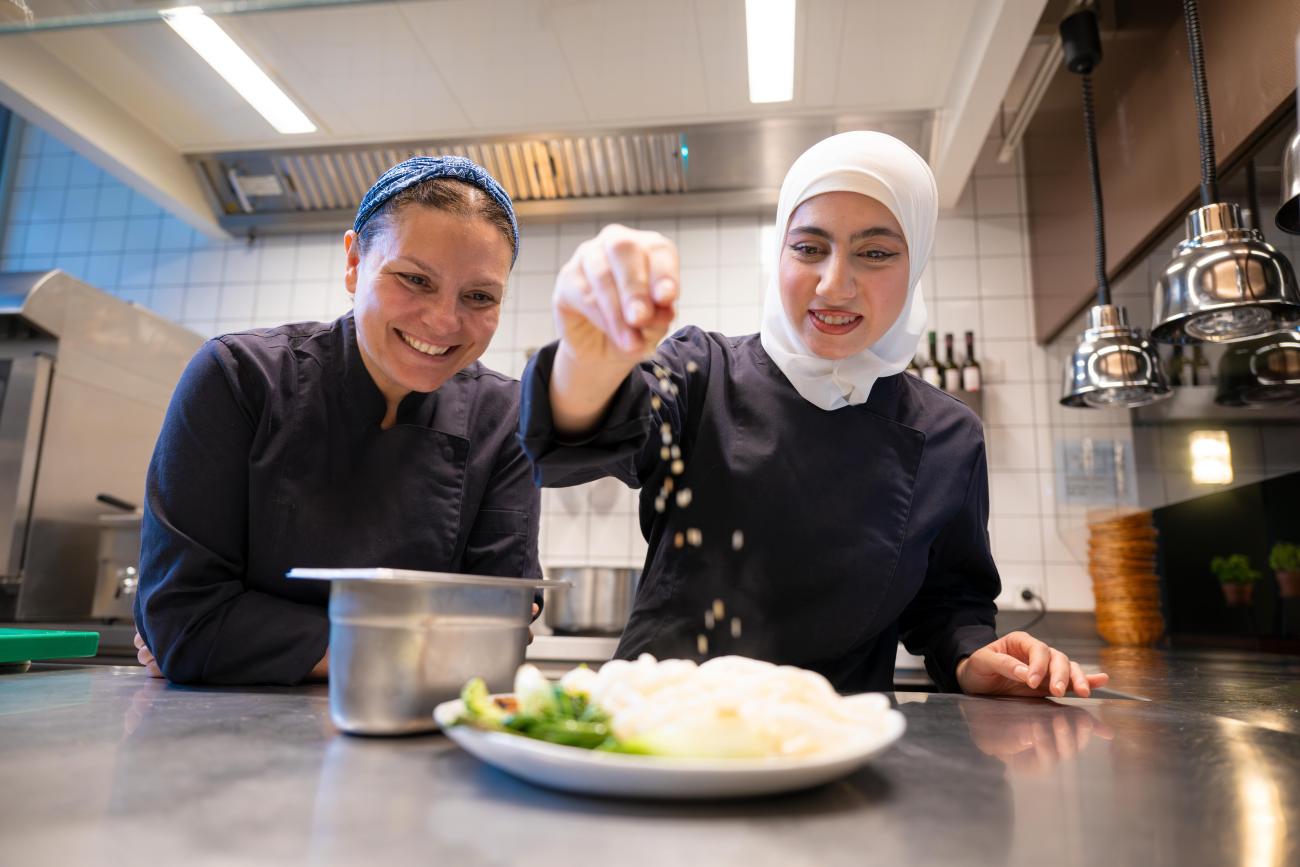 Team beim Kochen im Magdas Hotel Wien