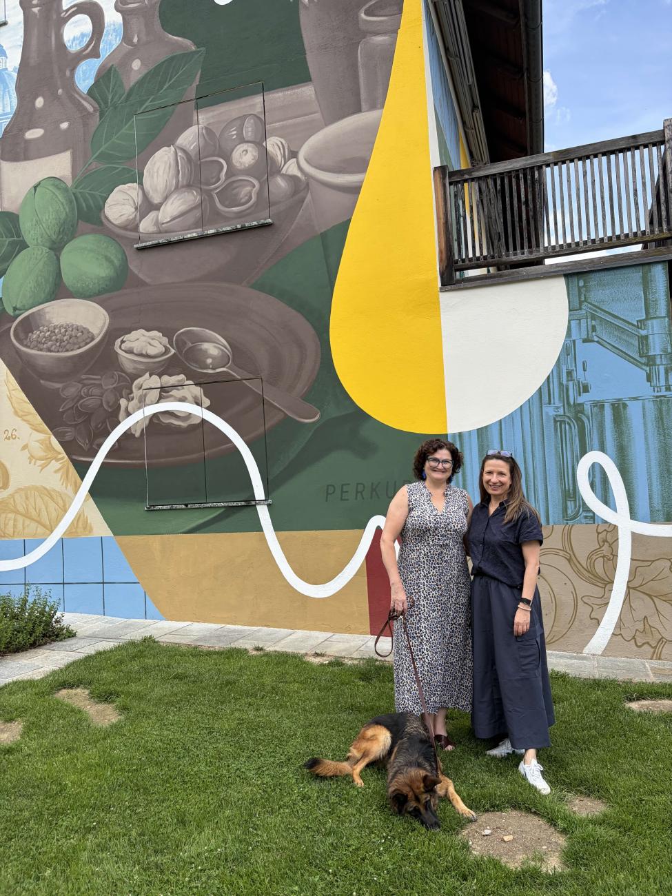 Julia Fandler mit Petra Percher vor Murals der Zentrale von Fandler Öle