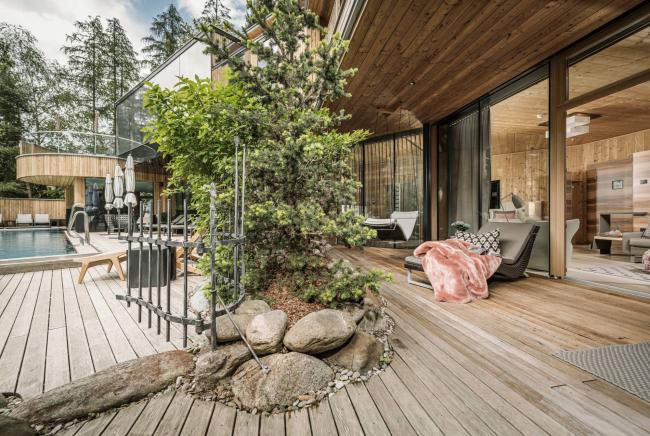 Change Maker Hotel Waldklause Oetztal Tirol Holz Terrasse