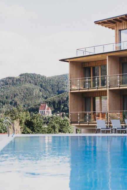 Molzbachhof: Blick auf Pool und Holzhaus