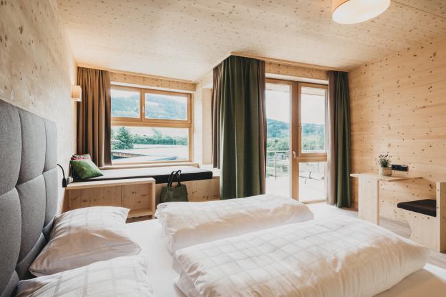 Schlafzimmer mit Molzbachhof mit Doppelbett, Terrasse und viel Holz