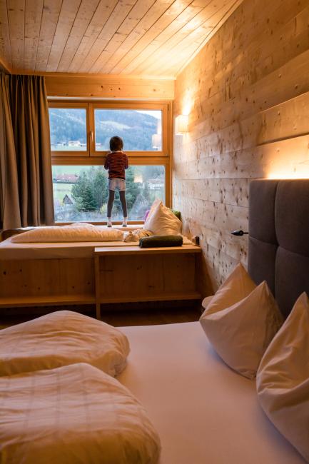 Schlafzimmer aus Holz mit zwei Doppelbetten