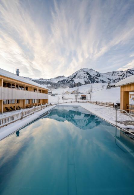 Change Maker Hotel Fuchsegg Eco Lodge Pool mit Schnee