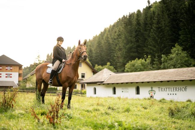 Frau am Pferd vorm Hotel Gut Trattlerhof