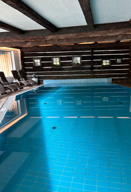 Change Maker Hotel Gut Trattlerhof Bad Kleinkirchheim Pool Innen