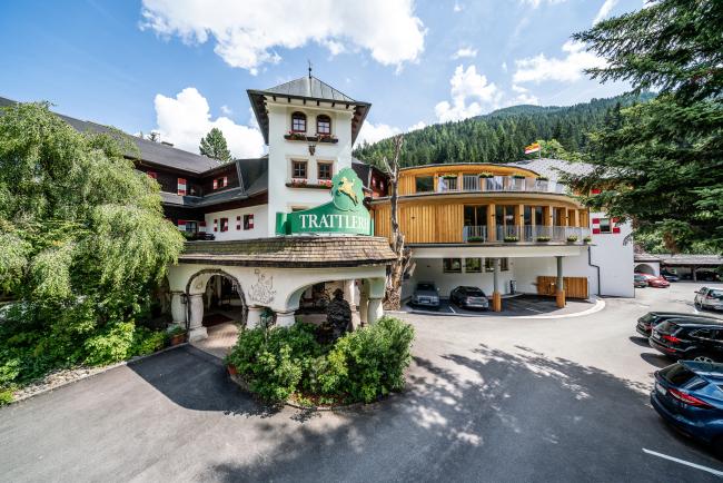 Change Maker Hotel Gut Trattlerhof Bad Kleinkirchheim Hotel Einfahrt