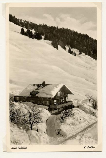 Altes schwarz weiß Foto von einer Holzhütte im Schnee