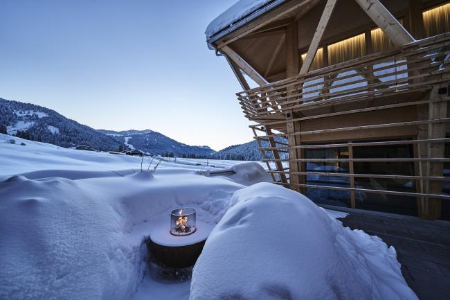 Ein modernes Holzhaus im Schnee