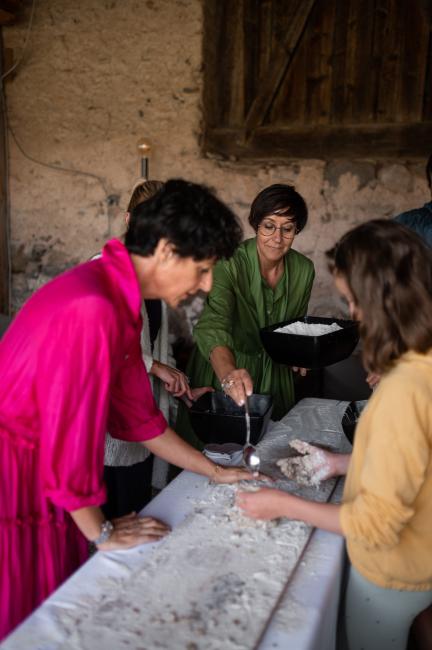 4 Frauen, die gemeinsam Brot backen