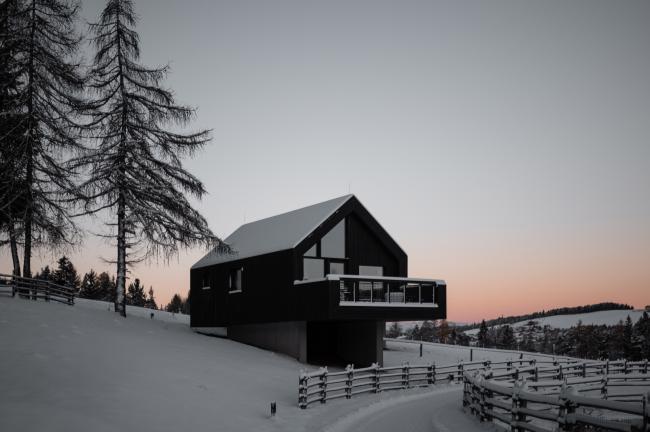 Holzhütte in Schneelandschaft