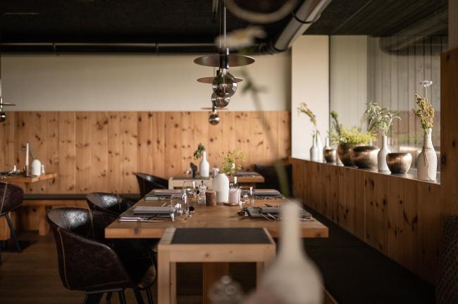 Restaurant Innenbereich mit gedecktem Holztisch