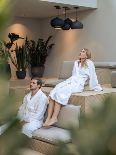 Mann und Frau in weißen Bademäntel in einem Wellnessbereich