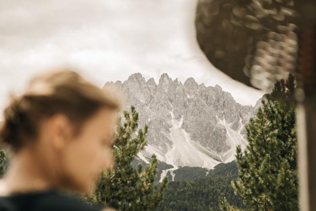 Frau im Vordergrund, Berge im Hintergrund