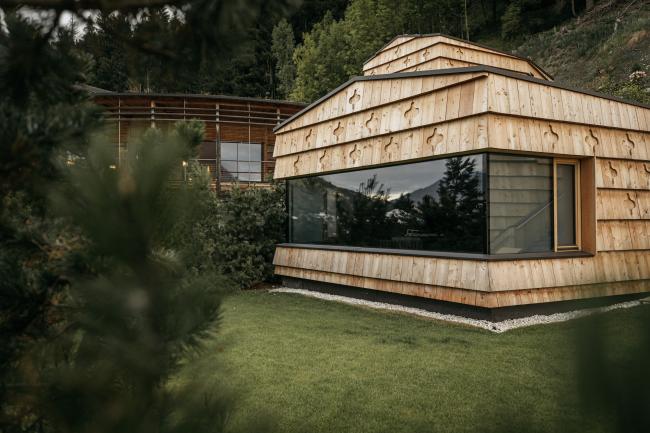Kleine Holzhütte mit Panoramafenster