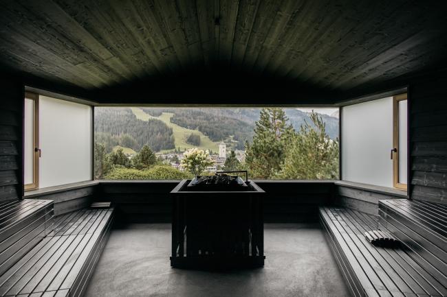 Leere Sauna mit Panoramafenster