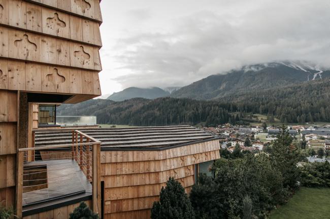 Moderne Holzfassade und Berge im Hintergrund