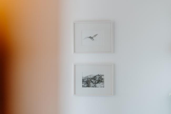 Zwei Bilder an der Wand im weißen Rahmen