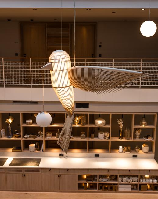 Eine Holzlampe in Form eines Vogels