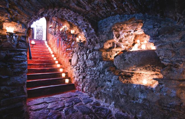 Steinerne Treppe mit Kerzen in den Steinwänden