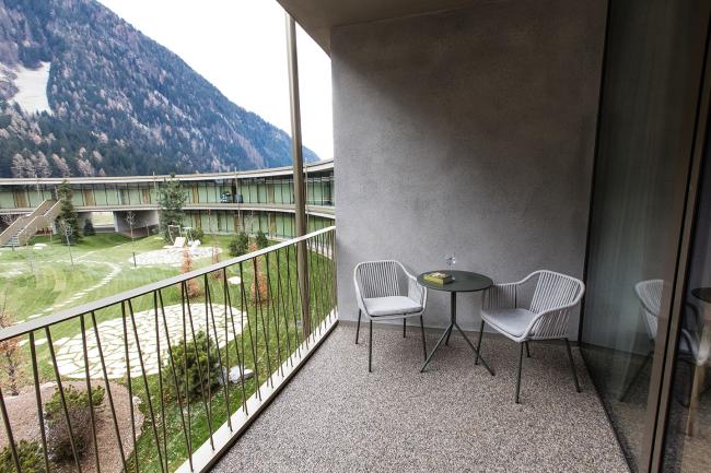 Balkon eines Hotelzimmers mit Blick auf Berge