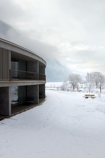 Hotelfassade in winterlicher Landschaft