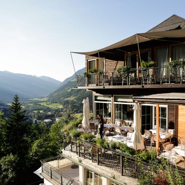 Change Maker Hotel Haus Hirt Bad Gastein Sommer mit Terrasse