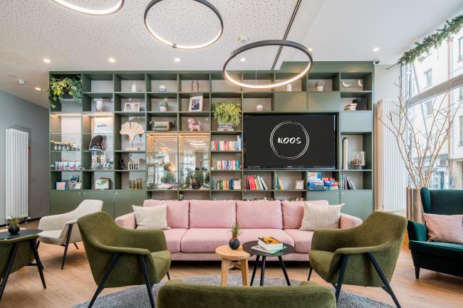 Change Maker Hotel Koos Muenchen Lounge Sofa Buecher