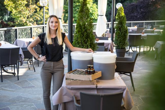 Frau, die auf einer Restaurantterrasse steht