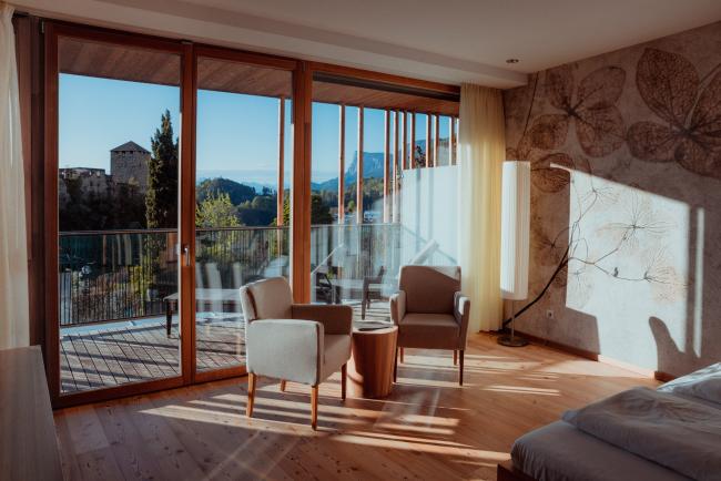 Hotelzimmer mit viel Licht und Balkon