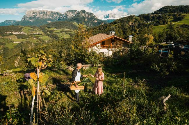 Kurt und Lisa Resch im Kräutergarten vom Steineggerhof in Südtirol