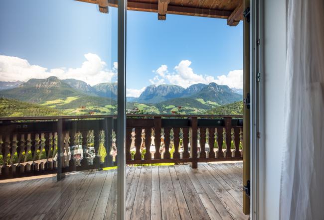 Eine grandiose Aussicht auf die gegenüberliegenden Berge hat man auch vom Balkon im Steineggerhof.