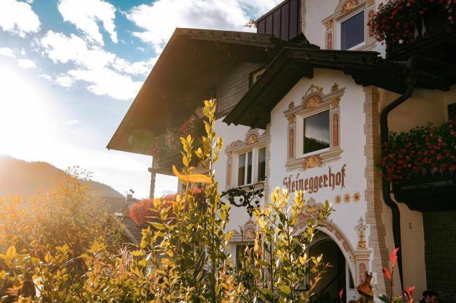 Die letzten Sonnenstrahlen tauchen den Steineggerhof in ein warmes Licht.