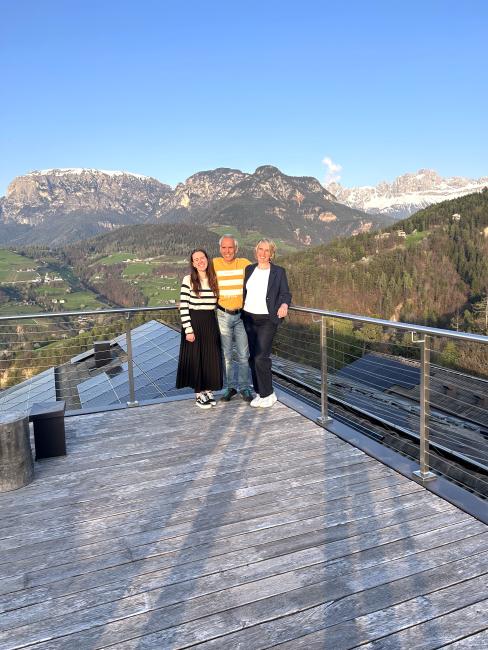 Mit Frau Sonja (r.) und Tochter Lisa (l.) leitet Kurt Resch das Bio- und Bike-Hotel Steineggerhof in Südtirol. 