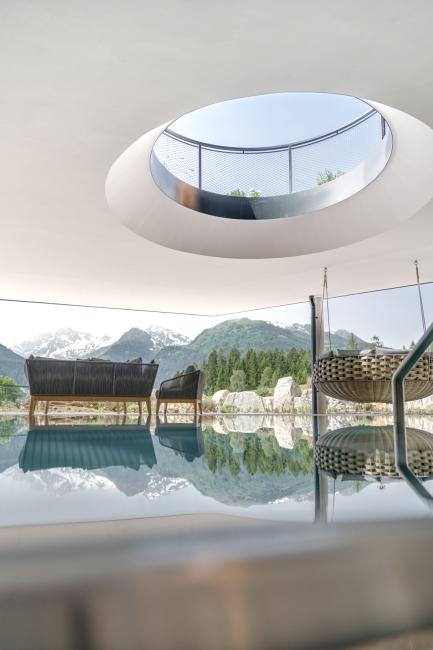 Indoor Pool mit rundem Kreis in der Decke 