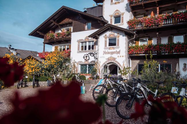Hotel Steineggerhof mit Mountainbikes