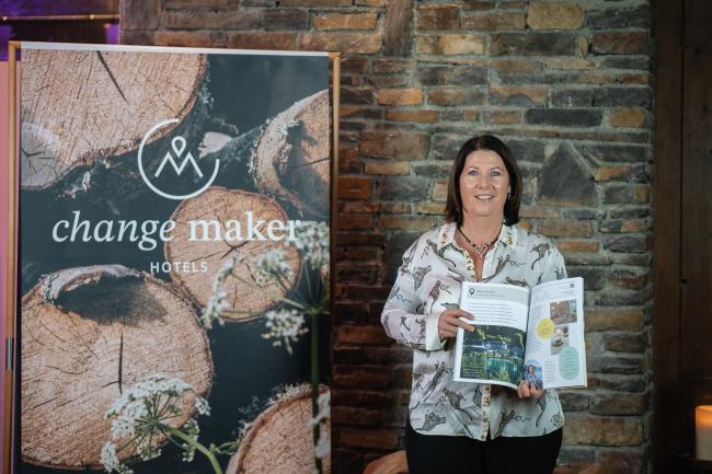 Daniela Kari von Ebner's Waldhof mit dem Change Maker Magazin. 