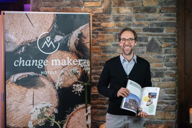 Dietmar Nussbaumer vom Hotel Krone Hittisau mit dem Change Maker Magazin. 